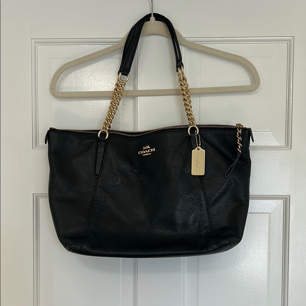 Coach Black Refined Pebble Leather Purse
Zip Pocket Open Pockets Chain Handles